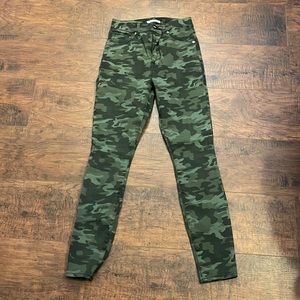 Good American Good Legs Camo jeans